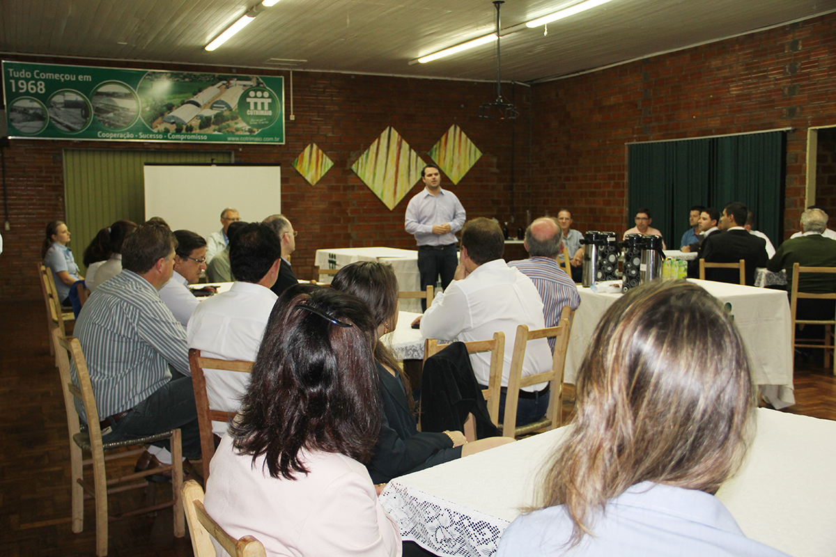 EXECUTIVO PARTICIPA DE CAFÉ DA MANHÃ COM EMPRESÁRIOS